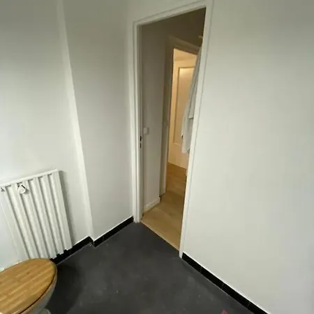 Modern Studio With Workspace In Appartement