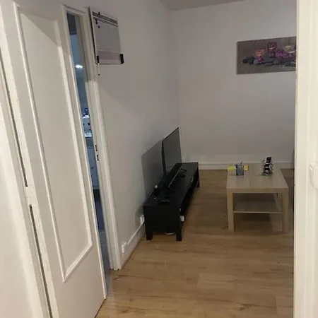 Appartement Modern Studio With Workspace In *
