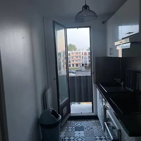 Modern Studio With Workspace In Appartement