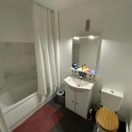 Appartement Modern Studio With Workspace In