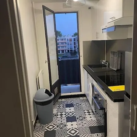 Modern Studio With Workspace In Appartement